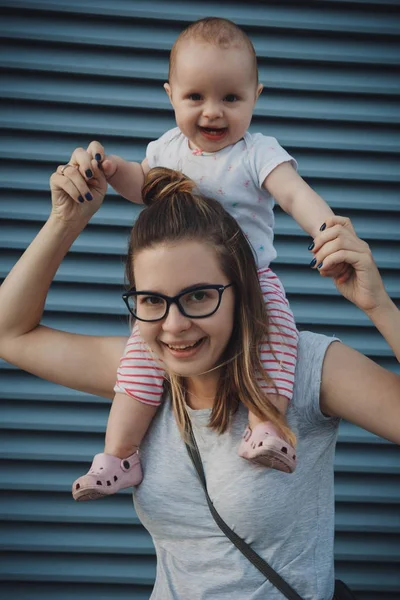 Ibu muda dengan bayi perempuan — Stok Foto