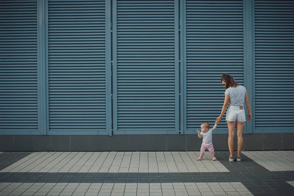 Молодая мама с маленькой девочкой — стоковое фото