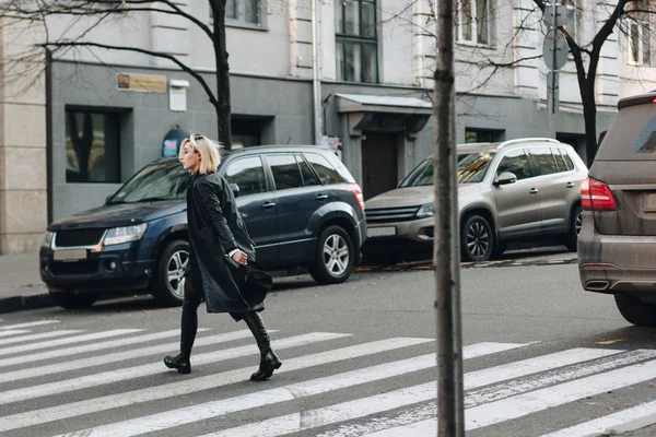 Fashionable girl crossing the street — Stock Photo, Image