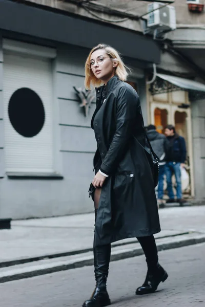 Fashionable girl in the street — Stock Photo, Image