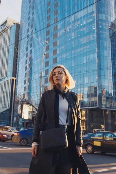 Divatos lány visel fekete kabát, az utcán — Stock Fotó