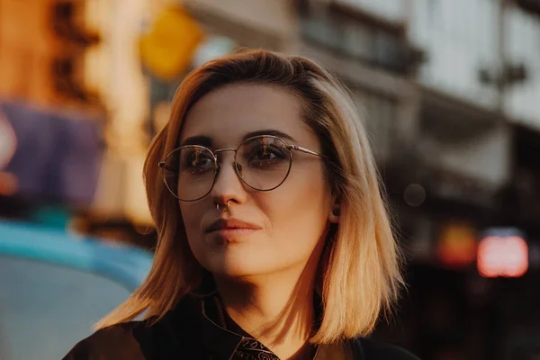 Retrato de mujer hermosa en gafas — Foto de Stock