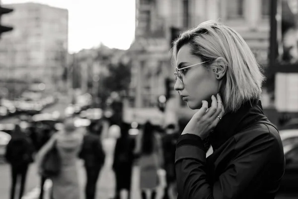 Retrato de mujer hermosa en gafas — Foto de Stock