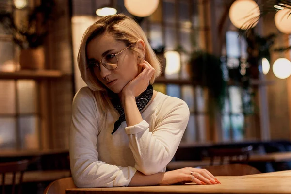 Retrato de mujer hermosa en vasos en la cafetería — Foto de Stock