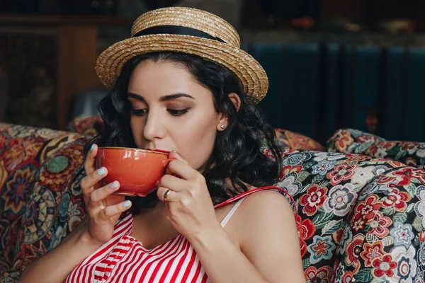 Gyönyörű fiatal nő iszik teát — Stock Fotó