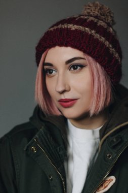 Marsala örgü şapkalı kız