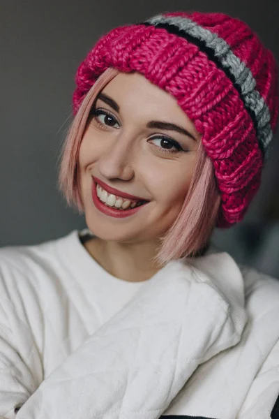 Chica en rosa sombrero de punto — Foto de Stock