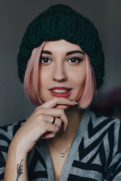 Chica en sombrero de punto verde — Foto de Stock
