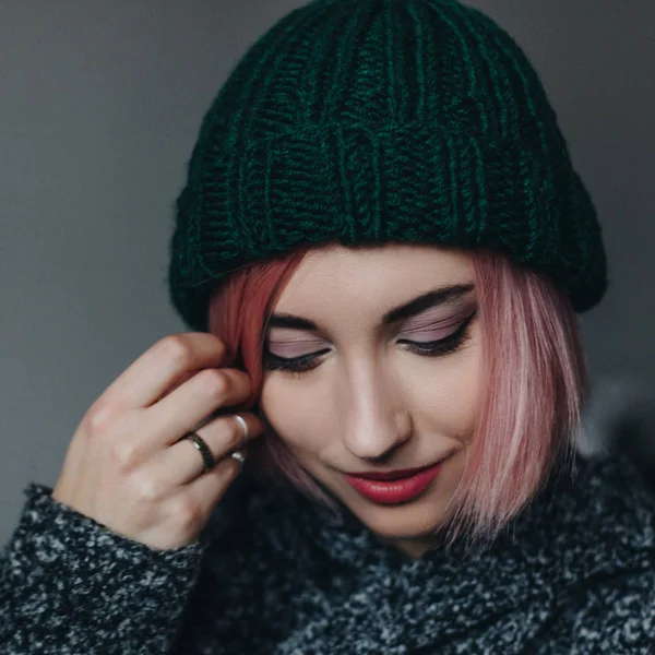 Menina em chapéu de malha verde — Fotografia de Stock