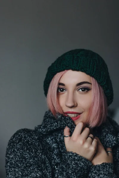 Chica en sombrero de punto verde — Foto de Stock