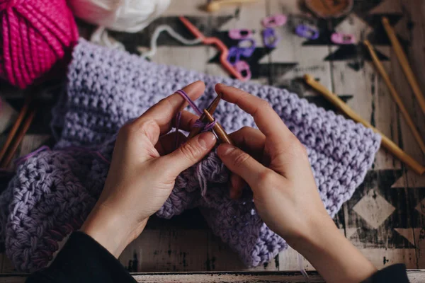 Mulher mãos tricô com lã roxa — Fotografia de Stock