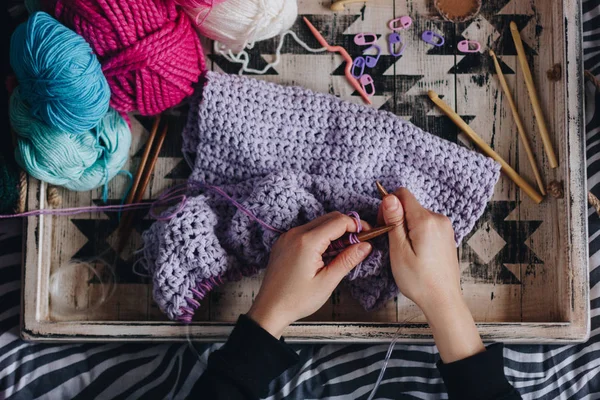Женские руки вязание с фиолетовой шерстью — стоковое фото