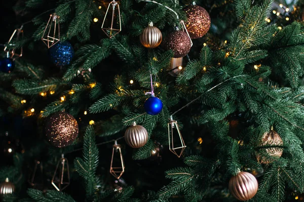 Gedecoreerde kerstboom — Stockfoto