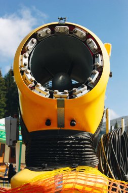 cronometro interior trattoria con mesas de madera y sillas