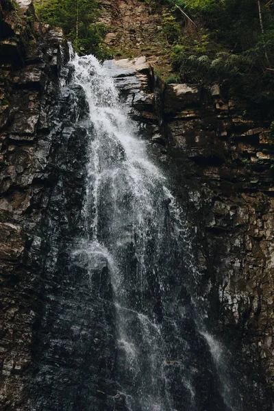 Vattenfall bergslandskap — Stockfoto