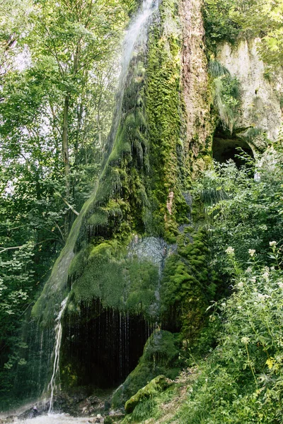 Waterval en groen mos rots landschap — Stockfoto