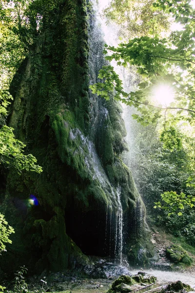 Cascata e verde muschio paesaggio roccioso — Foto Stock