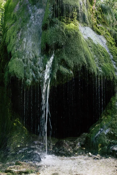 Wasserfall Und Grüne Moosfelsenlandschaft — Stockfoto