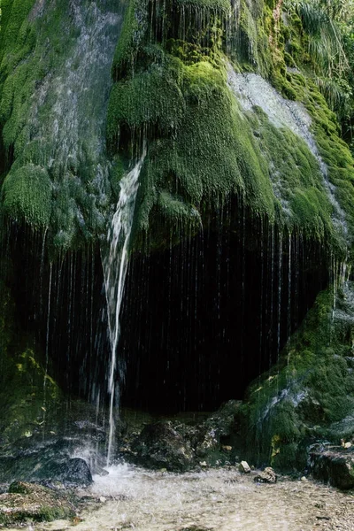 Wasserfall und grüne Moosfelsenlandschaft — Stockfoto