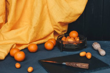 mandalina ve Kamkat masada