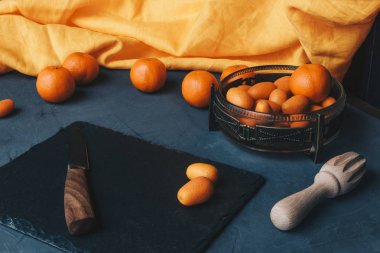 mandalina ve Kamkat masada