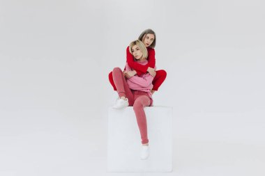 Beyaz küp üzerinde iki kadın