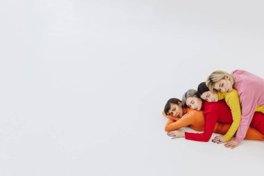 dört kadın beyaz arka plan üzerinde yalan