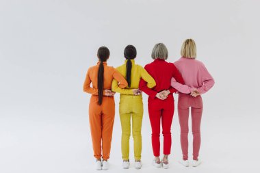 Beyaz arka plan üzerinde dört kadın