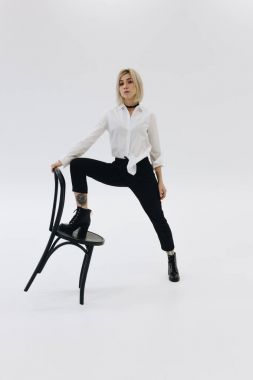 Beyaz arka planda genç bir kadın