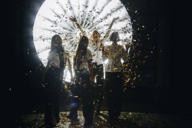 konfeti ile dört kadın