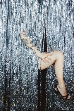 bacak ve flamalar elinde