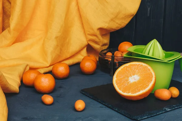Narancs Mandarin Kamkvat Asztalon — Stock Fotó