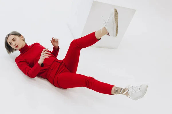 Mujer en ropa roja sobre fondo blanco — Foto de Stock