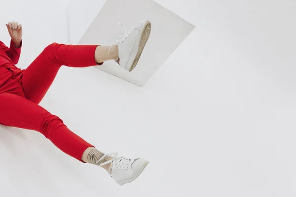 Pernas em calças vermelhas no fundo branco — Fotografia de Stock