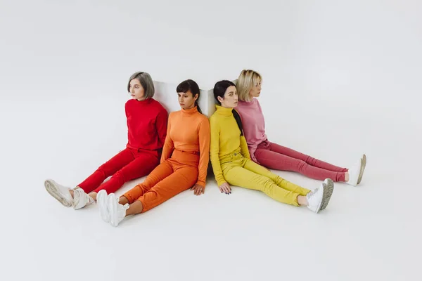 Cuatro mujeres sentadas sobre fondo blanco — Foto de Stock