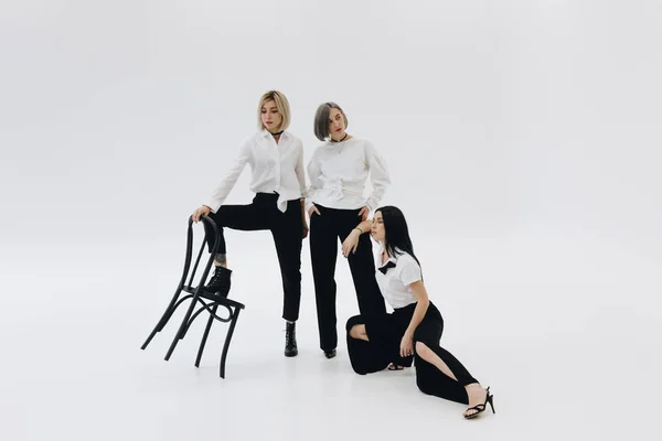 Tres mujeres posando sobre fondo blanco — Foto de Stock