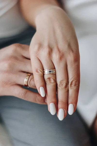 Жених и невеста руки с кольцами — стоковое фото