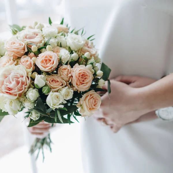 Noiva segurando buquê de casamento — Fotografia de Stock