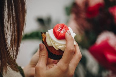 Kadın eli çörekte.