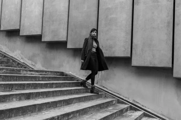 Hermosa joven en las escaleras — Foto de Stock