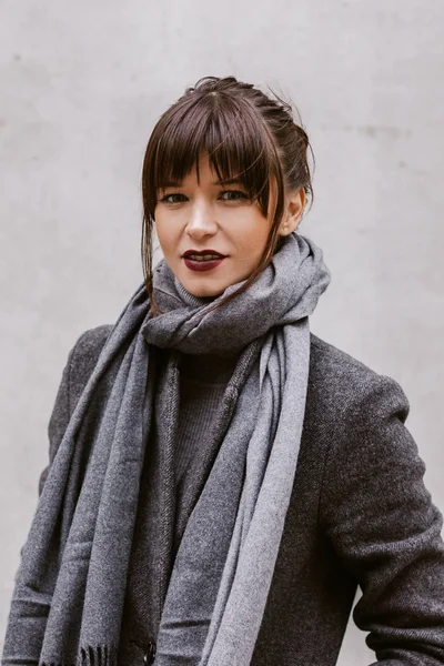 Mujer joven caucásica con abrigo gris y bufanda — Foto de Stock