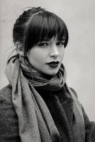 Молода біла жінка в пальто і шарфі — стокове фото