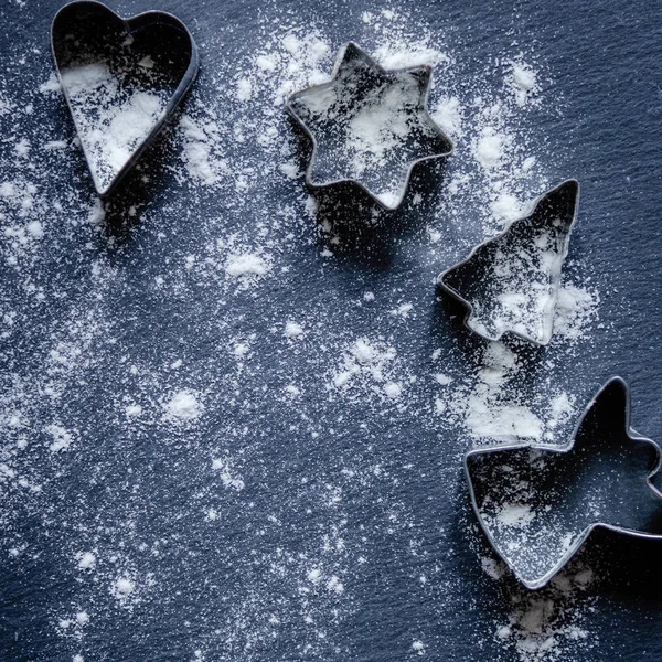 Cookies řezačka s moukou na břidlicovém pozadí — Stock fotografie