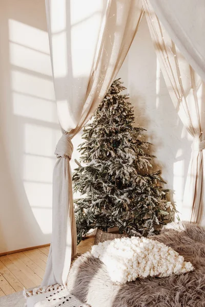 Moderní světlý interiér s vánoční stromeček — Stock fotografie