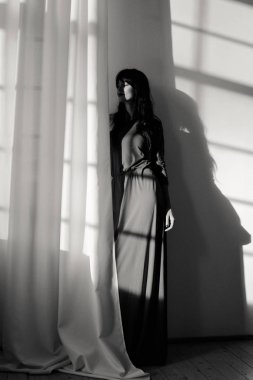 Güzel bir genç kadının tam boy portresi.