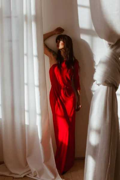 Mulher bonita em vestido vermelho longo — Fotografia de Stock