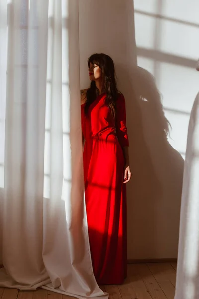 Hermosa mujer joven en vestido largo rojo — Foto de Stock