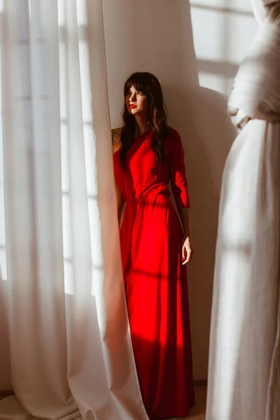Красива молода жінка в довгій червоній сукні — стокове фото