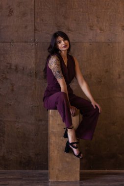 Marsala tulumu giyen güzel genç bir kadın.