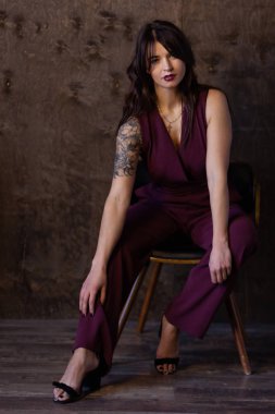 Marsala tulumu giyen güzel genç bir kadın.